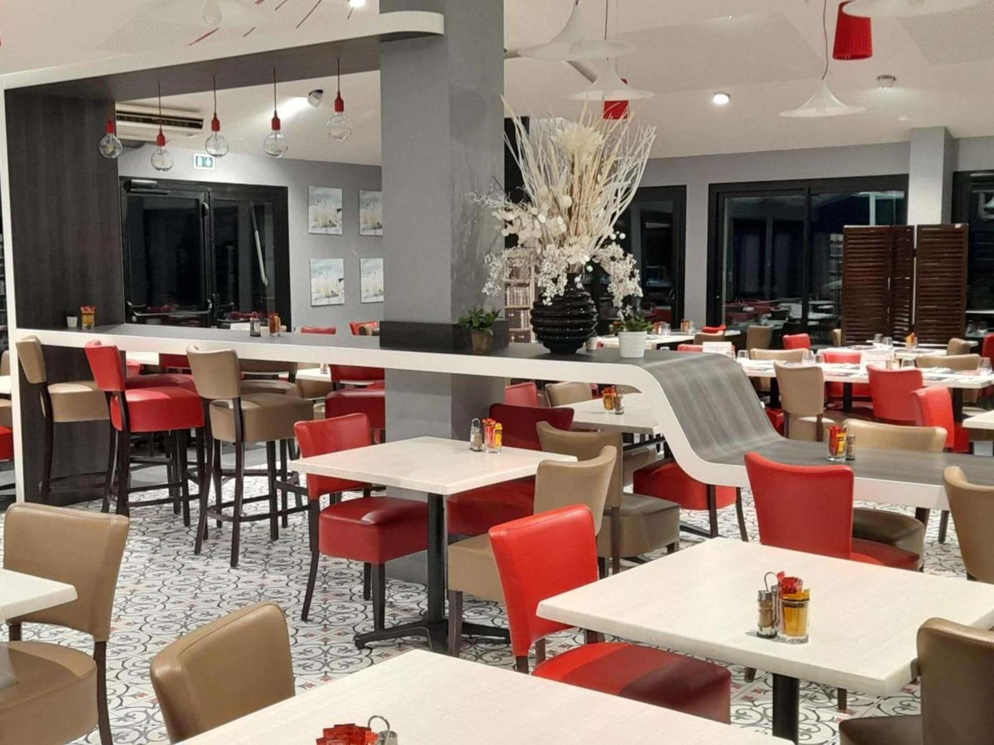 ホテル Ibis Styles Segré エクステリア 写真