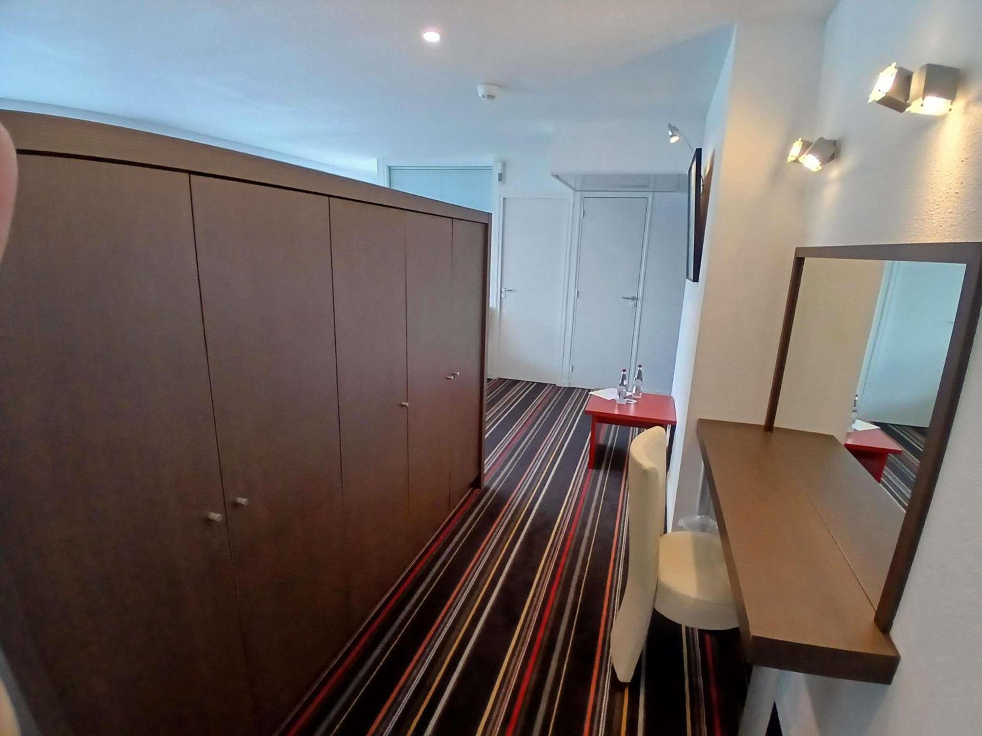 ホテル Ibis Styles Segré エクステリア 写真