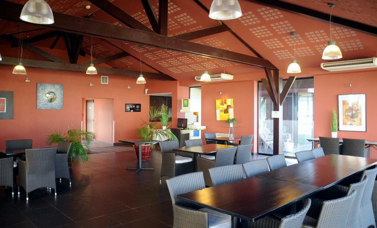 ホテル Ibis Styles Segré エクステリア 写真